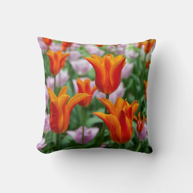 Helder oranje tulpen in het park  kussen (Voorkant)