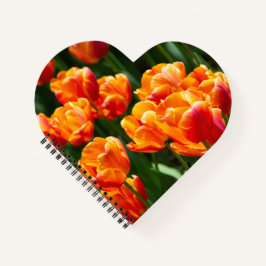 Helder oranje tulpen in het park notitieboek