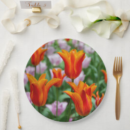 Helder oranje tulpen in het park papieren bordje