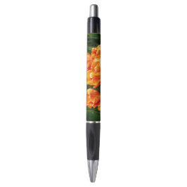 Helder oranje tulpen in het park pen