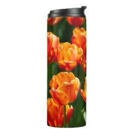 Helder oranje tulpen in het park    thermosbeker
