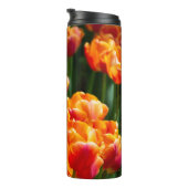 Helder oranje tulpen in het park    thermosbeker (Geroteerd rechts)