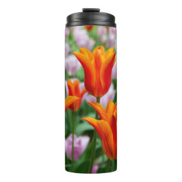 Helder oranje tulpen in het park     thermosbeker