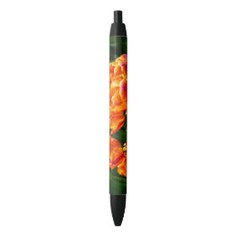Helder oranje tulpen in het park zwarte inkt pen