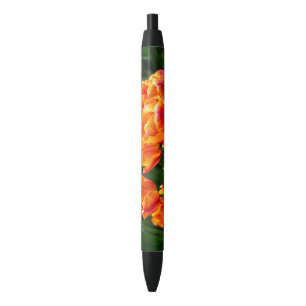Helder oranje tulpen in het park zwarte inkt pen