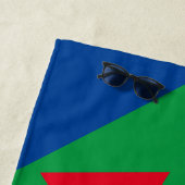 Helder rood, geel, roze geometrie mod strandlaken (In situ)