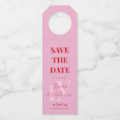 Helder Roze en Rood Initiaal Wedding Save The Date Flessenhanger (Voorkant)