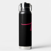 Helder roze fuchsia bloem op zwart waterfles (Voorkant)