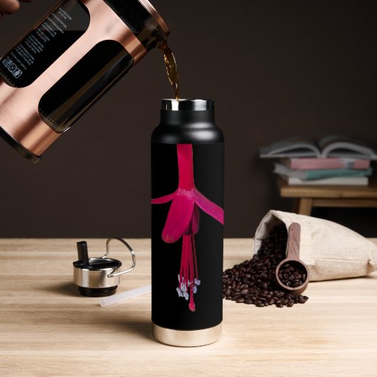 Helder roze fuchsia bloem op zwart waterfles (Koffie)