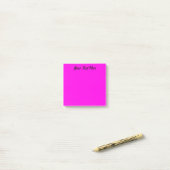Helder roze post-it® notes (Op bureau)