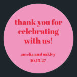 Helder Roze Rode Retro Custom Wedding Bedankt Ronde Sticker<br><div class="desc">Show uw waardering in stijl met deze moderne roze en rode bruiloft dank u stickers. Met gedurfde typografie en een trendy minimalistisch ontwerp zijn deze aangepaste stickers ideaal voor het verzegelen van enveloppen, het versieren van huwelijksgunsten of het toevoegen van een doordachte touch aan cadeauverpakkingen. Personaliseer ze met uw namen...</div>