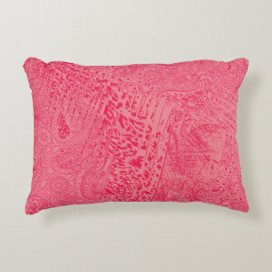 Helder roze textiel met een centrale blauwe kleur accent kussen