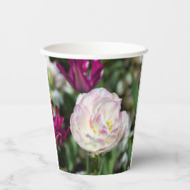 Helder roze tulpen op een zonnige dag     papieren bekers