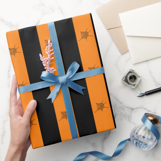 Helder Sinaasappel en zwart Halloween Striped Patt Cadeaupapier (Geschenken)