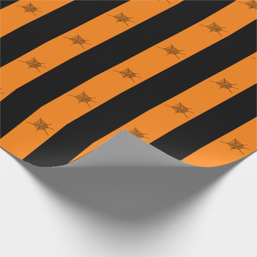 Helder Sinaasappel en zwart Halloween Striped Patt Cadeaupapier (Hoek)