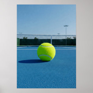 Helder tennisbal op blauwe baan uitzicht poster
