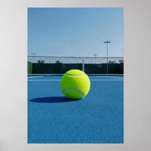 Helder tennisbal op blauwe baan uitzicht poster (Voorkant)