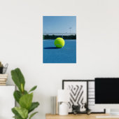 Helder tennisbal op blauwe baan uitzicht poster (Thuiskantoor)