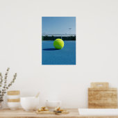 Helder tennisbal op blauwe baan uitzicht poster (Keuken)