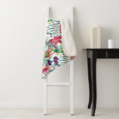 Helder Tropisch Bloemenpatroon met Monogram Sherpa Deken (In situ)