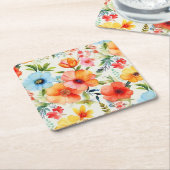 Helder vrolijk waterverfklaproos bloemmotief onder kartonnen onderzetters (Schuin)