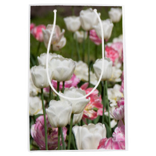 Helder witte en roze tulpen op een zonnige dag medium cadeauzakje