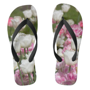 Helder witte en roze tulpen op een zonnige dag teenslippers