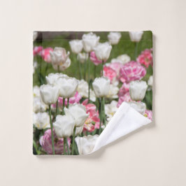 Helder witte en roze tulpen op een zonnige dag washandje