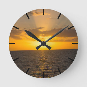 Helder zonsondergang boven de oceaan ronde klok
