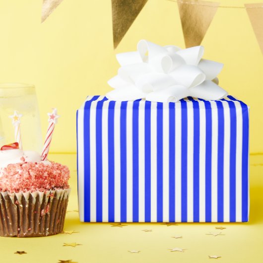 Helderblauw en witte strepen cadeaupapier (Verjaardagsfeest)