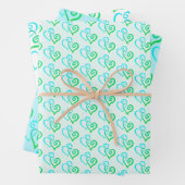 Helderblauw gekoppeld hartpatroon inpakpapier vel (In situ)