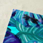 Helderblauwe en groene palmboom lekt bagagebedekki strandlaken (In situ)