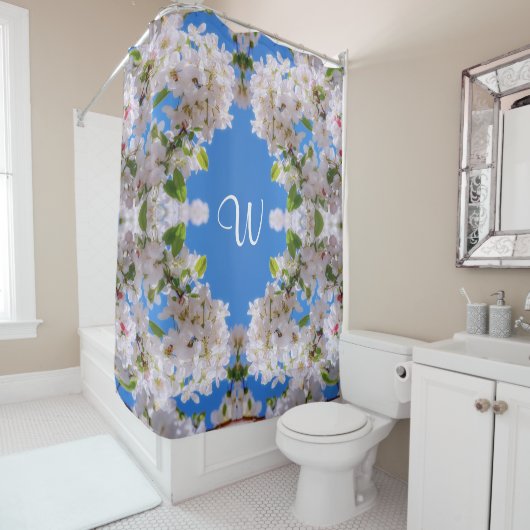 Helderblauwe lucht, witte appelbloesem monogram douchegordijn (In situ)