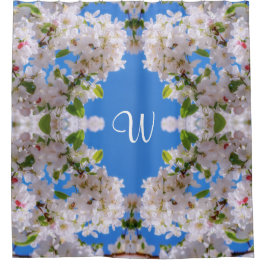 Helderblauwe lucht, witte appelbloesem monogram douchegordijn
