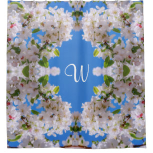 Helderblauwe lucht, witte appelbloesem monogram douchegordijn