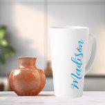 Helderblauwe naam in handgeschreven aangepaste scr latte mok<br><div class="desc">Een  gepersonaliseerde felblauwe monogram latte mok voor een meisje of man die houdt van eenvoudige,  handgeschreven geschenken. Mooi cursief schrift aan de zijkant van je flesje dat jouw naam in coole typografie uitspreekt.</div>