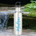 Helderblauwe naam in handgeschreven aangepaste scr waterfles<br><div class="desc">Een  gepersonaliseerde helderblauwe monogram roestvrij waterfles voor een meisje dat houdt van eenvoudige,  handgeschreven geschenken. Mooi cursief schrift aan de zijkant van je flesje dat jouw naam in coole typografie uitspreekt.</div>