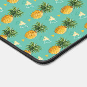 Heldere ananassen op het geometrische patroon bureaumat (Hoek)