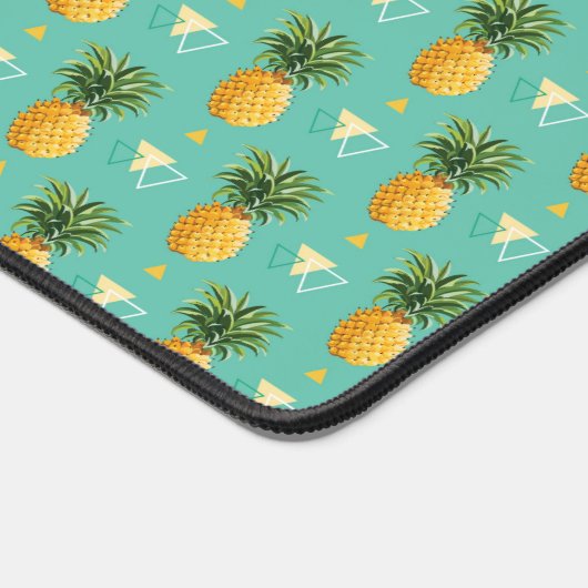 Heldere ananassen op het geometrische patroon bureaumat (Hoek)