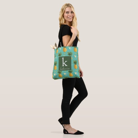 Heldere ananassen op het geometrische patroon | Mo Tote Bag (Op model)