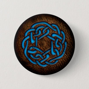 Heldere blauwe celtische versiering op leder ronde button 5,7 cm