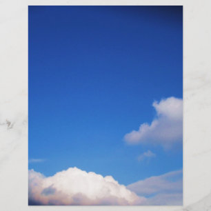 Heldere blauwe hemel en witte wolken