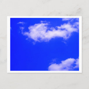 Heldere blauwe hemel en witte wolken feestdagenkaart