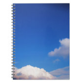 Heldere blauwe hemel en witte wolken notitieboek (Voorkant)
