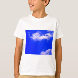Heldere blauwe hemel en witte wolken t-shirt