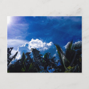 Heldere blauwe lucht met wolken briefkaart