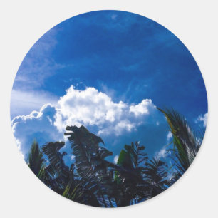 Heldere blauwe lucht met wolken ronde sticker