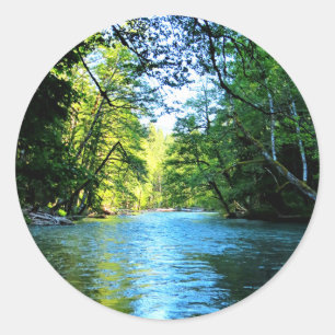 Heldere blauwe rivier onder groene bomen in Washin Ronde Sticker