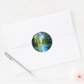Heldere blauwe rivier onder groene bomen in Washin Ronde Sticker (Envelop)