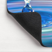 Heldere blauwe watervallen die stromen muismat (Hoek)